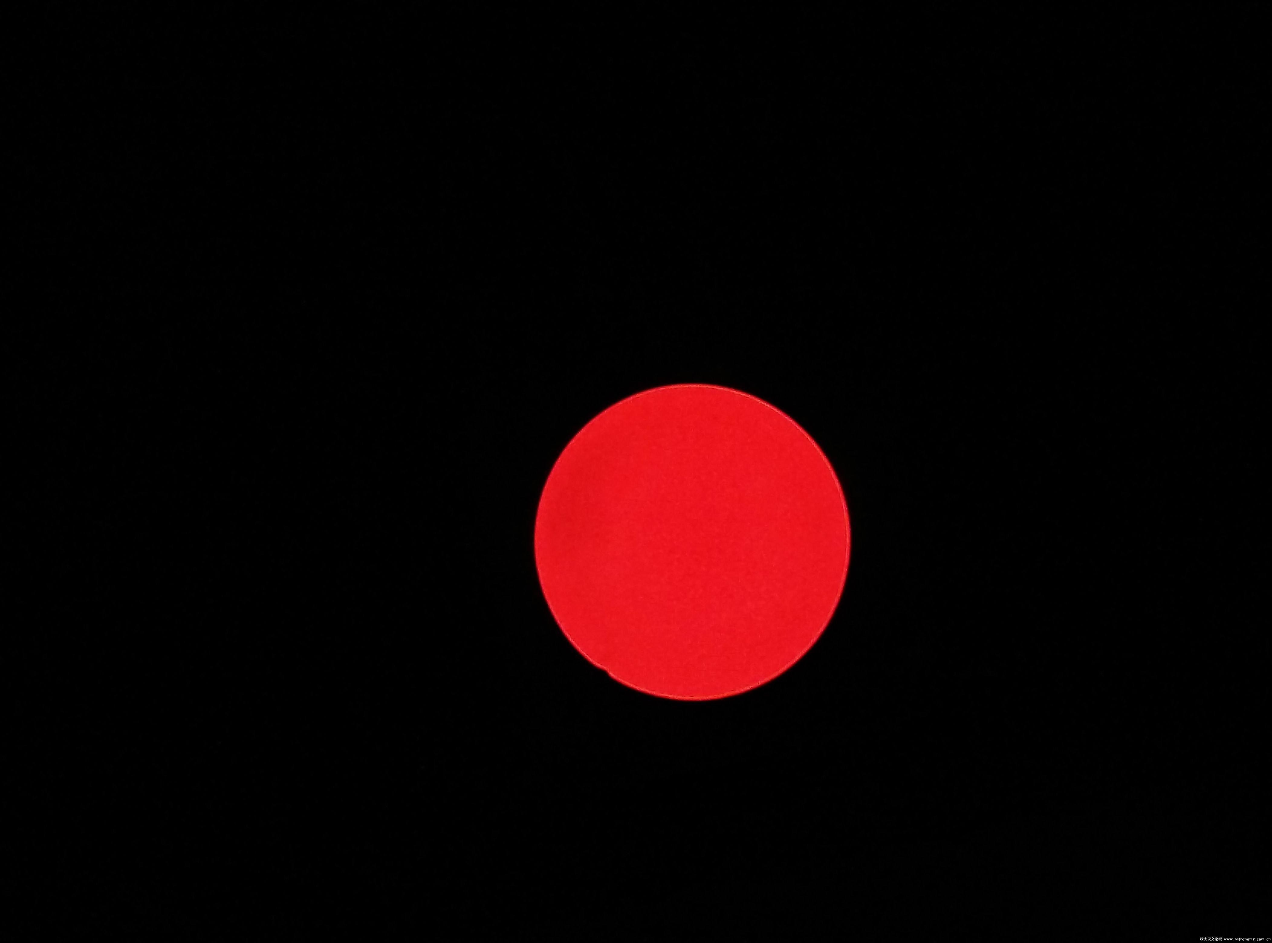 红色LED效果，像一轮初升太阳