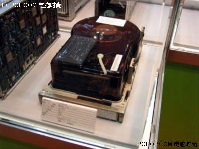 富士通的8寸硬盘，3600转，2.8GB的容量，92年出品