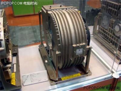 富士通制造的10.5寸硬盘，3600转，446MB的容量，81年的产品