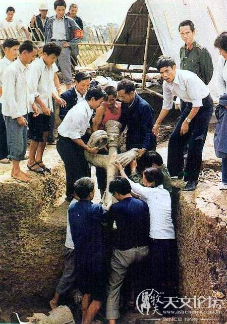 三星堆发掘现场——起运青铜立人像