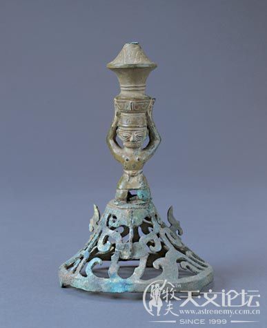 喇叭座顶尊跪坐人像
