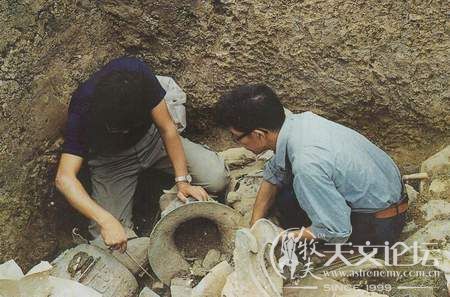 三星堆发掘现场——清理铜尊