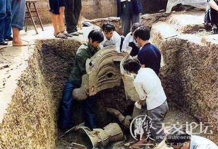 三星堆发掘现场——青铜纵目兽面