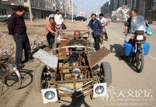 沈阳市于洪区大兴乡52岁农民张金铎在做汽车修理工儿子的帮助下，自己在家制造出了一辆3米长的“F1”赛车。（图 ...