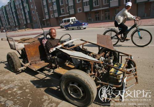 张金铎开着他的“F1”在路上，吸引不少路人的眼球。
