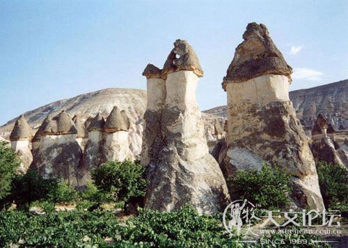 第10名：土耳其卡帕多西亚的“精灵烟囟”（Fairy Chimneys）.qq.jpg