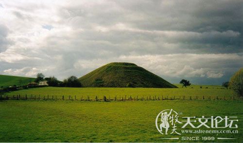 第9名：英国威尔特郡的西尔布利山（Silbury Hill）.qq.jpg