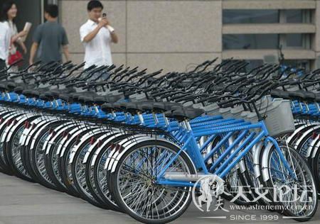 2007年6月1日，北京高校首批公用自行车赠送仪式在北京航空航天大学举行。图片来源：国新图库，作者：崔冠怡 ...