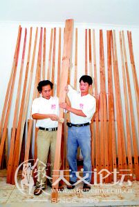 工艺师正在打磨“天下第一扇”的扇骨。