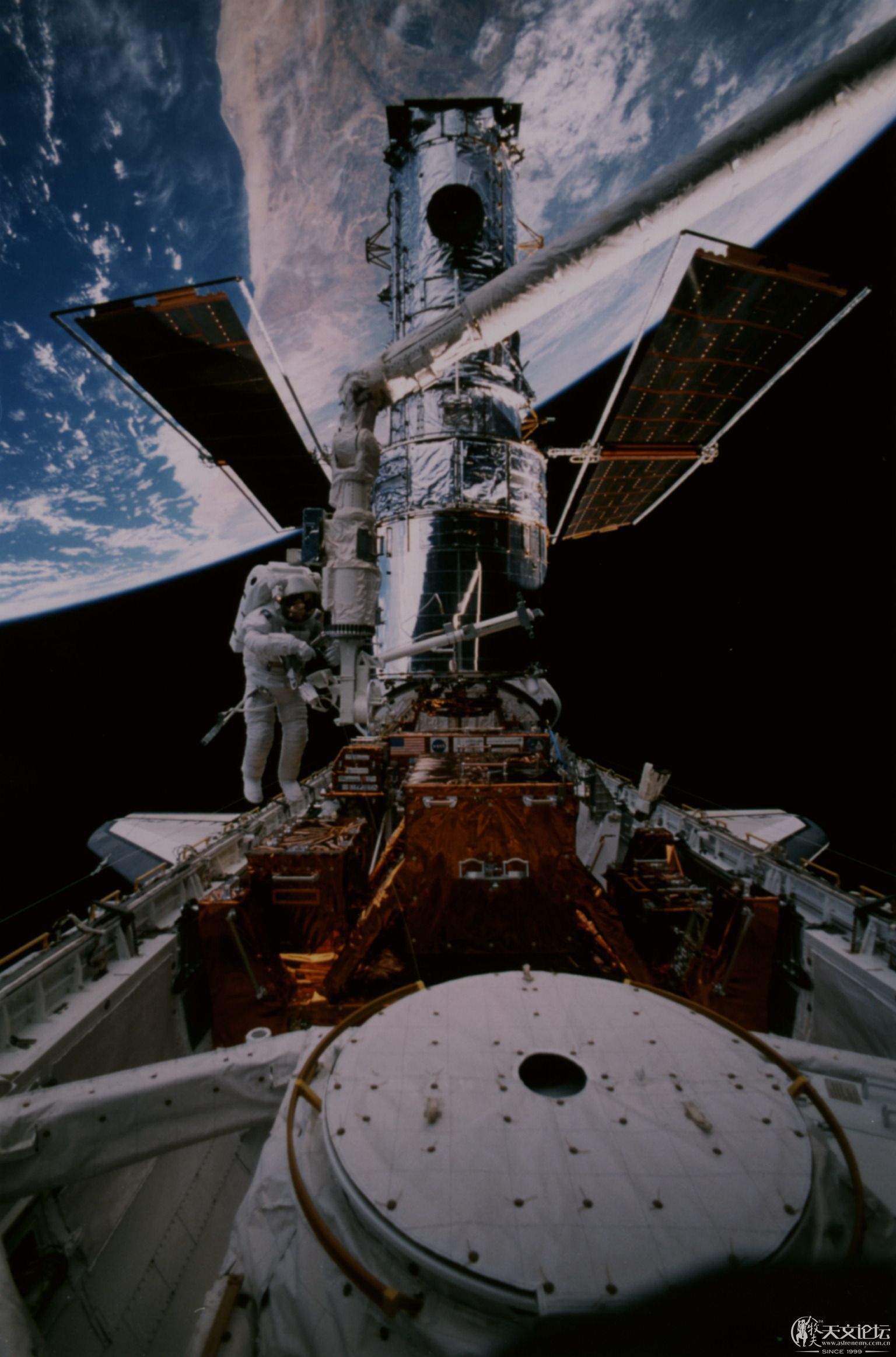 Hubble Space Telescope (Columbia).jpg