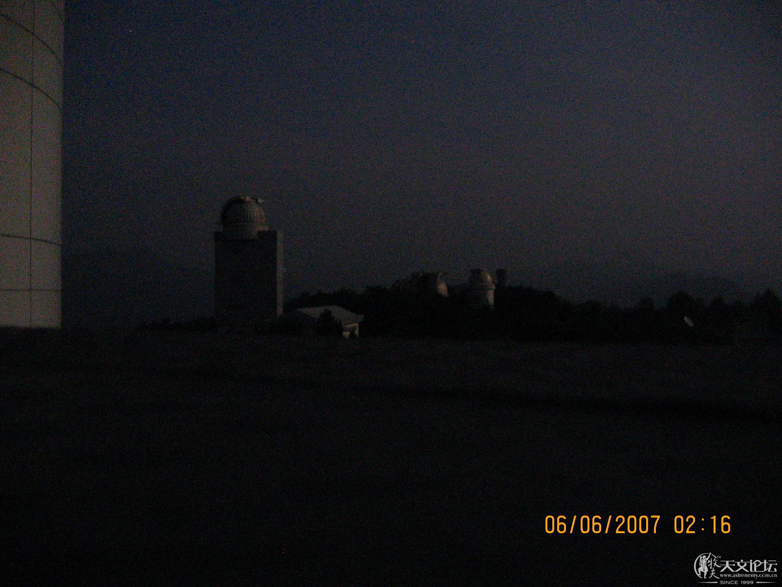 夜空中的圆顶.jpg