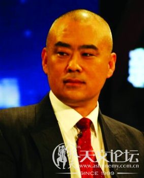 童话作家郑渊洁指出，两者都需要想像力才能发挥得更好