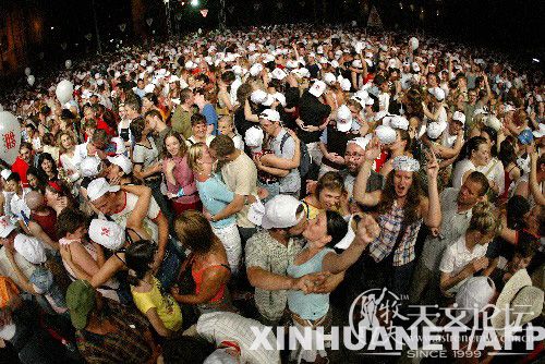 6月9日，超过1.28万人在布达佩斯的议会广场同时接吻，一举打破了多人同时接吻的吉尼斯世界记录。 新华社/路透  ...