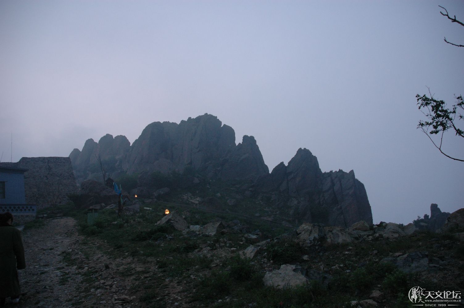 太阳已从山那边升起