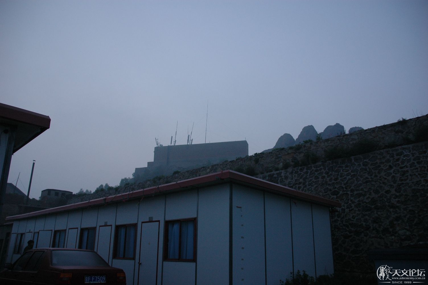 雾不是很重了，能看到顶峰上的联通机站