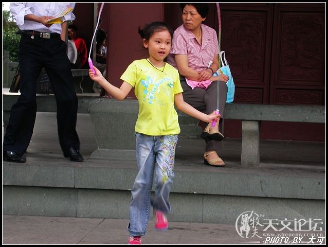 跳绳的小姑娘