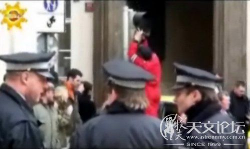 图片说明:人们在议论