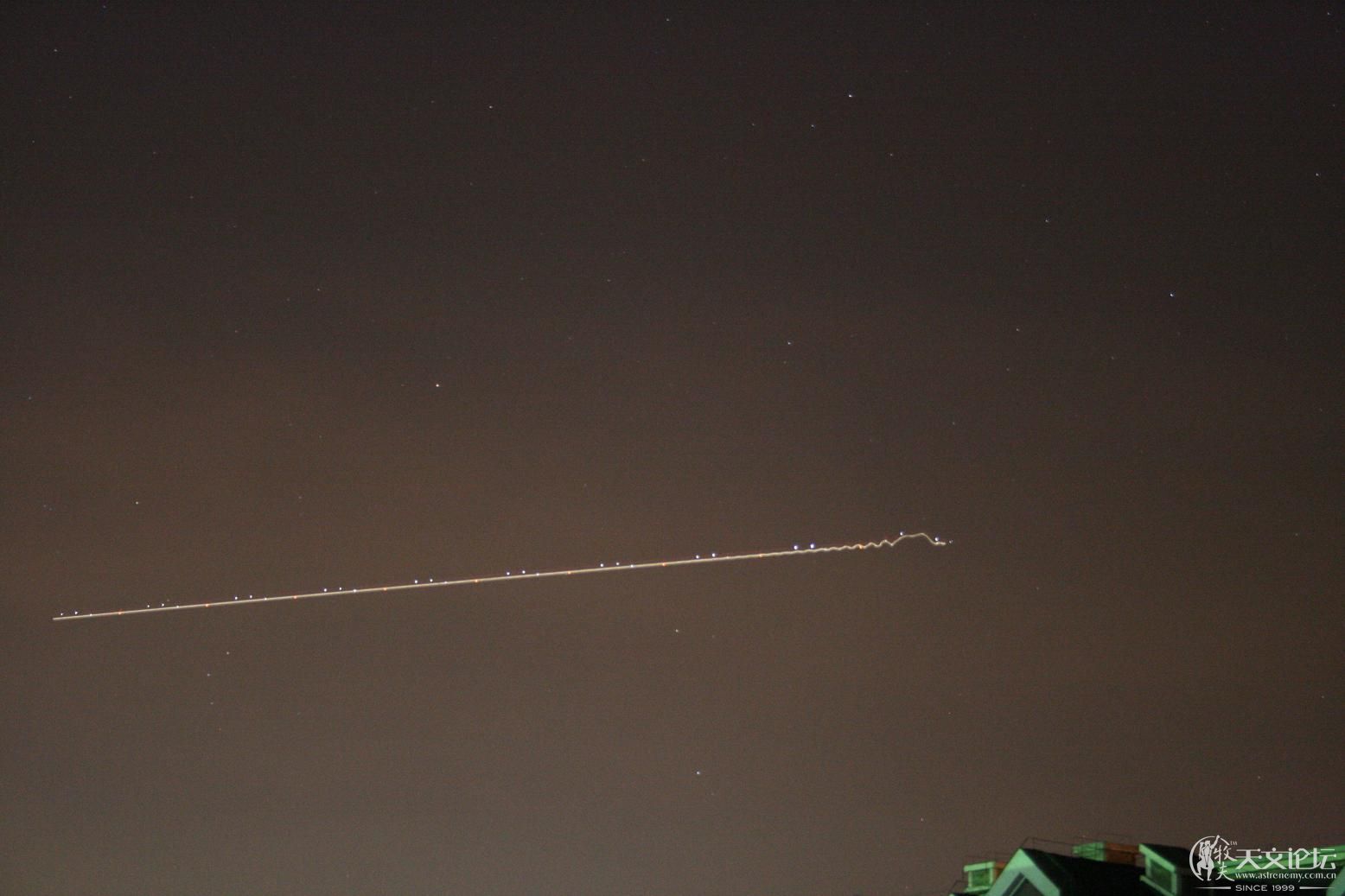 一架飞机滑过夜空