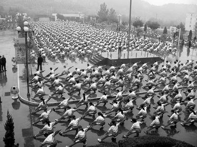 资料图片：登封市第二中学的学生们在做“武术广播操”