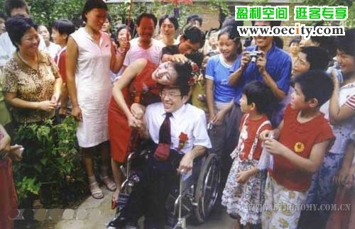 在这里，勾肩搭背都是一种奢望！如果是你，你还会如此真诚地相信爱情吗？ ...