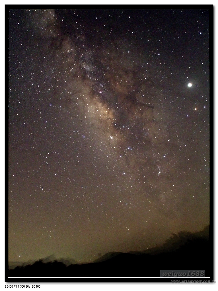 壮观的南天银河。iso400、F3.5、f＝17.3mm、300秒、三张叠合