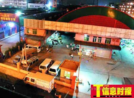 凌晨4~6时，广州白云区增槎路原槎头禽畜动物批发市场地下交易正在进行