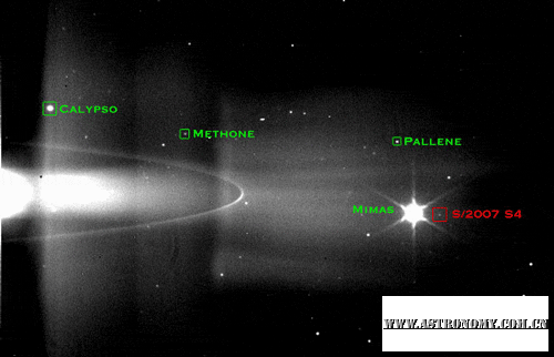 卡西尼号飞船发现土星第60颗卫星(红色方框中)
