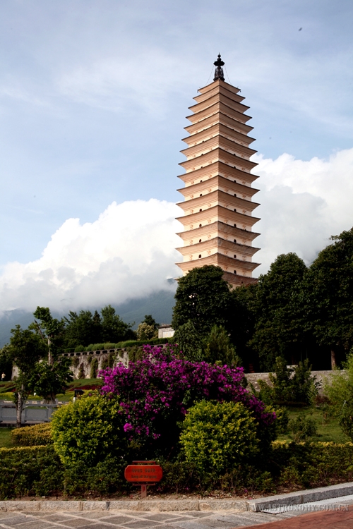 下面全是大理崇圣寺三塔