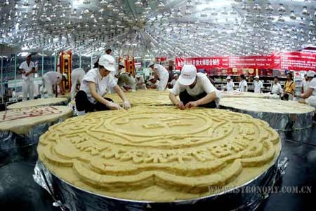 2007年8月20日17点，沈阳大东副食超市制作中国第一大月饼几近完工。