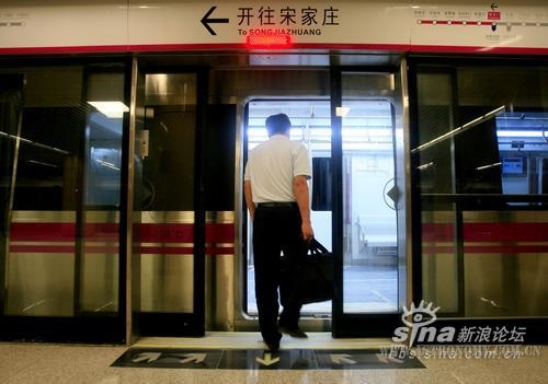 5号线的最大特点之一是安装了屏蔽门和安全门