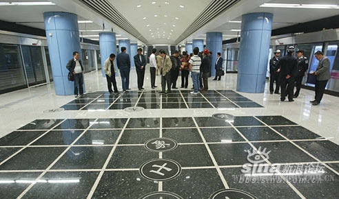 五号线地铁大厅内的棋盘装饰