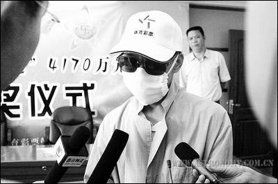 大奖得主“全副武装”接受采访