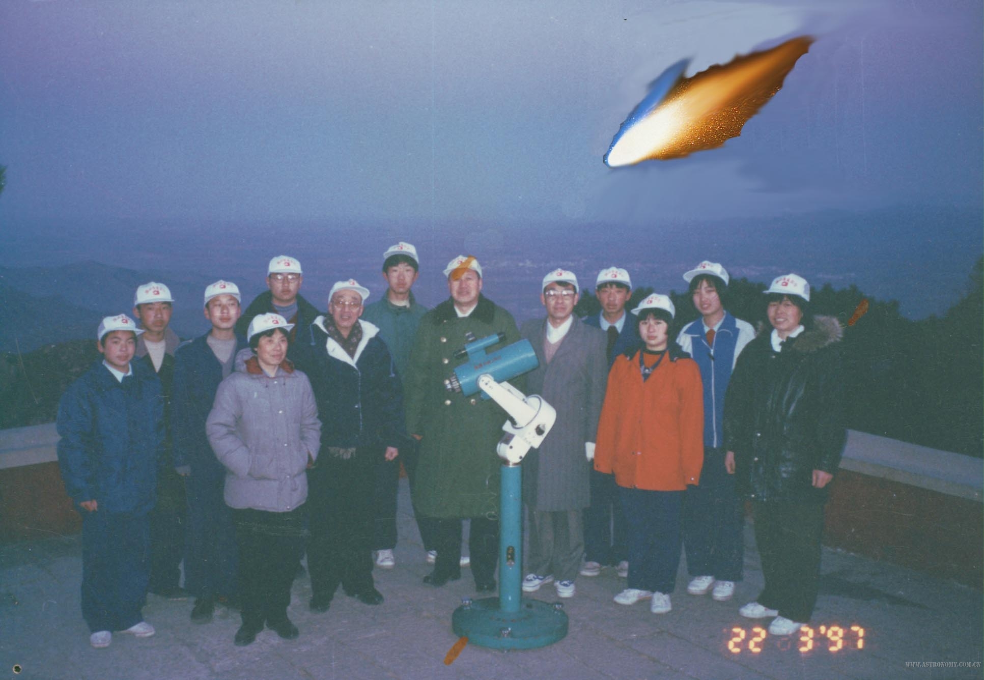 1997年3月22日在盘山挂月峰与蓟县四中学生观测海尔-波普彗星.jpg