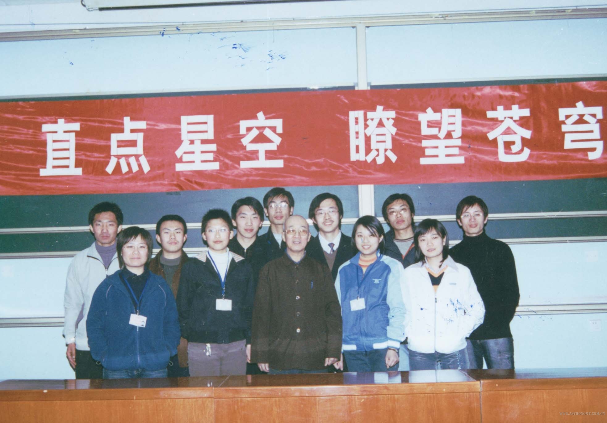 2001年10月与河北工业业大学学生合影.jpg