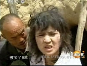 被关六年的苦命女人王晓翠被她的丈夫郭润小从地洞里拉出来