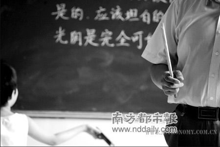 老师的教鞭不为打学生，而用来打自己。本报记者陈以怀摄