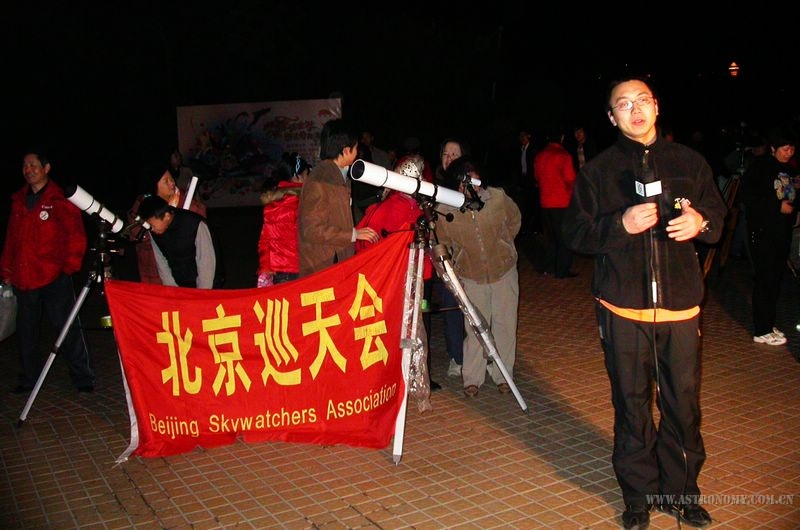 中央电视台记者在报道。我和ecowei的镜子上电视拉~~哈哈