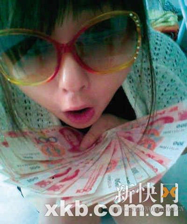 女孩这个Pose让网民大受刺激。