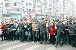 当地市民看嫌犯指认现场