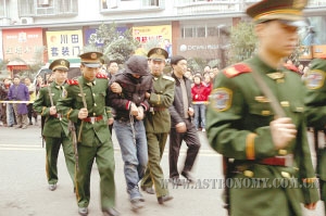 嫌犯岳桂嵘被押往现场指认