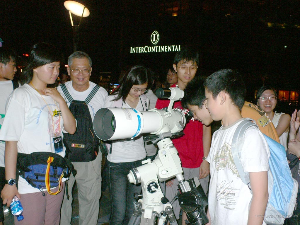 一直以来，白色长筒的望远镜比较受欢迎，因为人们的普遍认知，这些才是望远镜。 ...