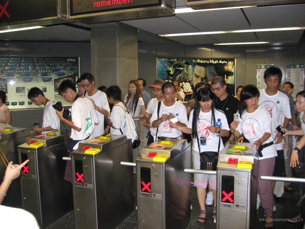 我们刻意让他们坐坐香港的公共交通工具，从尖沙嘴乘地铁到旺角。
