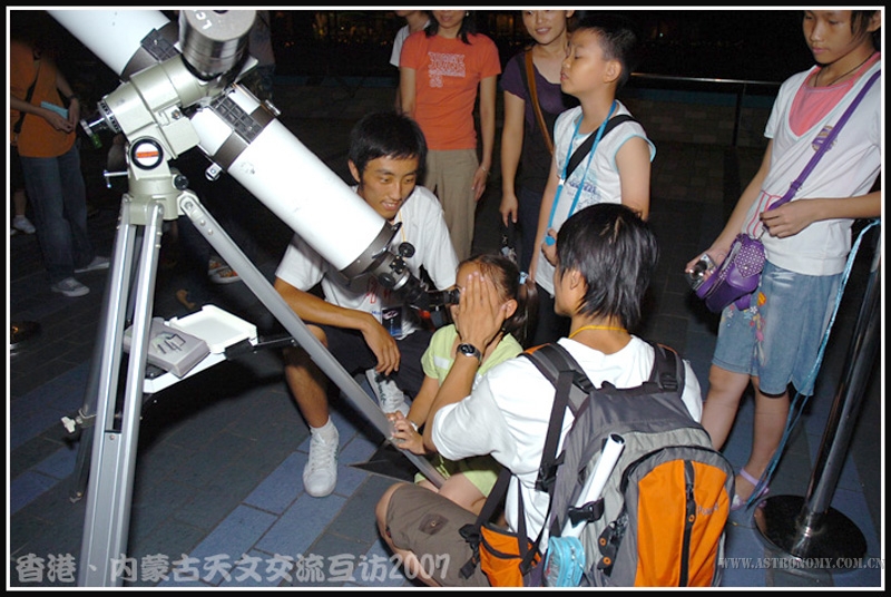 内蒙同好被安排到每枝望远镜旁边协助讲解，让每位路过的人，都能够通过望远镜去看看天上的星辰。 ...