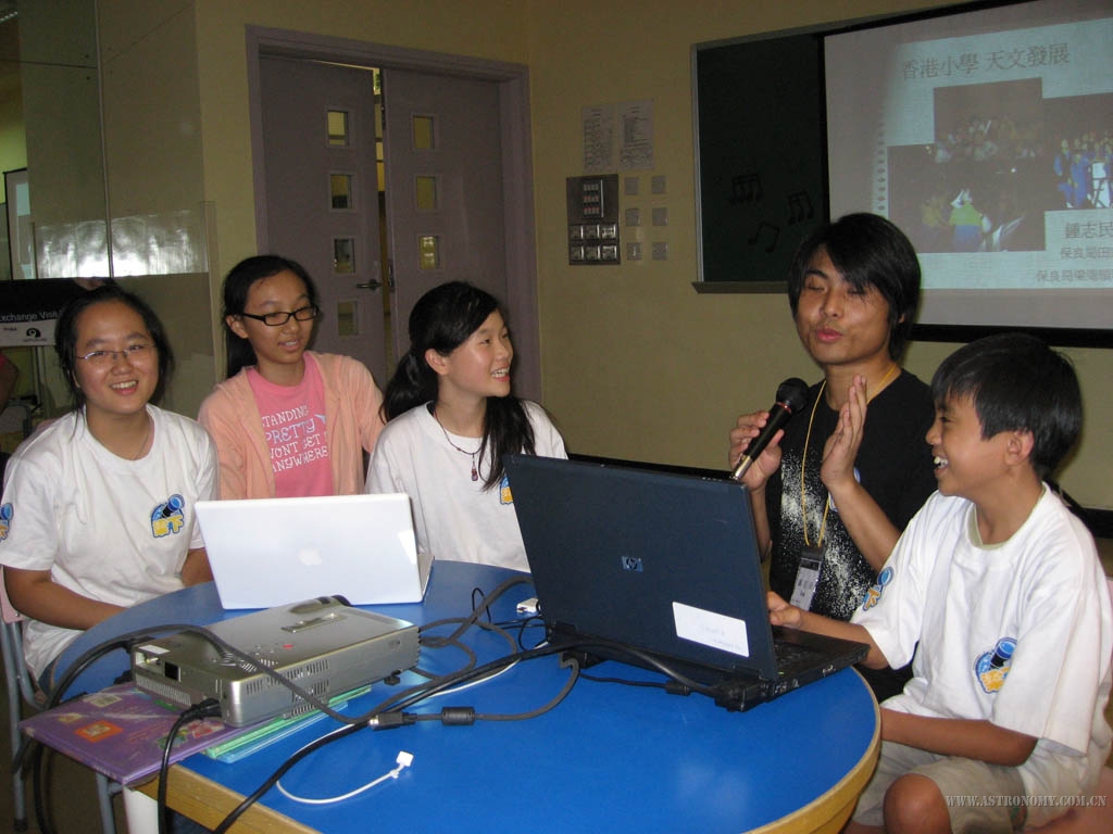锺志民老师用对谈的形式，与其学生谈到香港小学的天文发展。