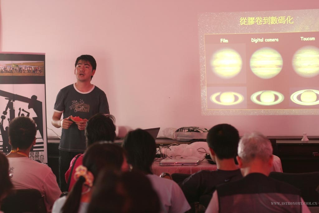 吴伟坚先生主讲数码天文摄影，大家看看他手上拿着甚么？