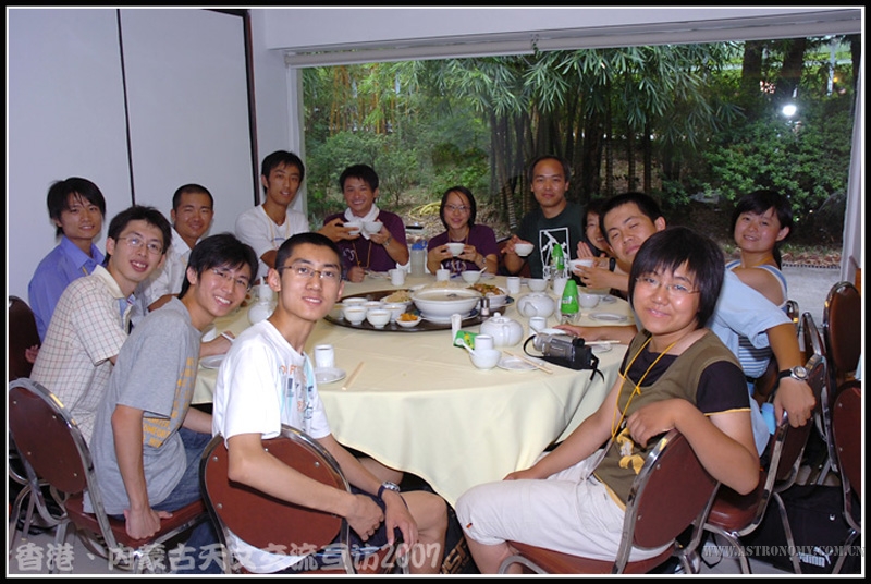 筵开两席，与香港中文大学的同学于大学里午膳，争取时间继续交流。