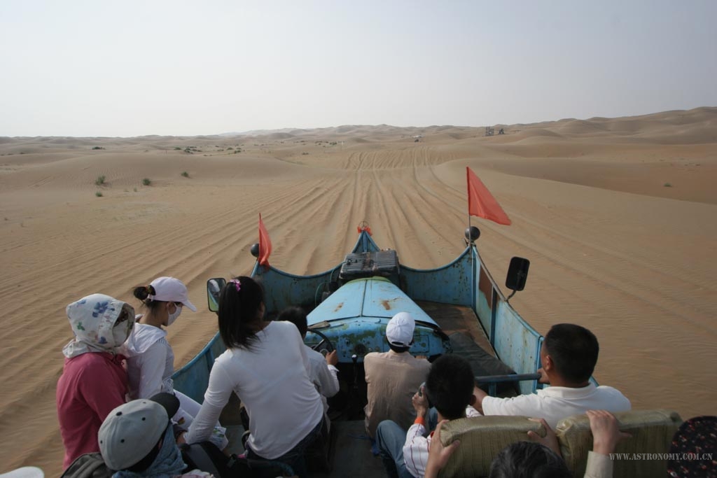 坐坐冲浪车在沙漠奔驰。
