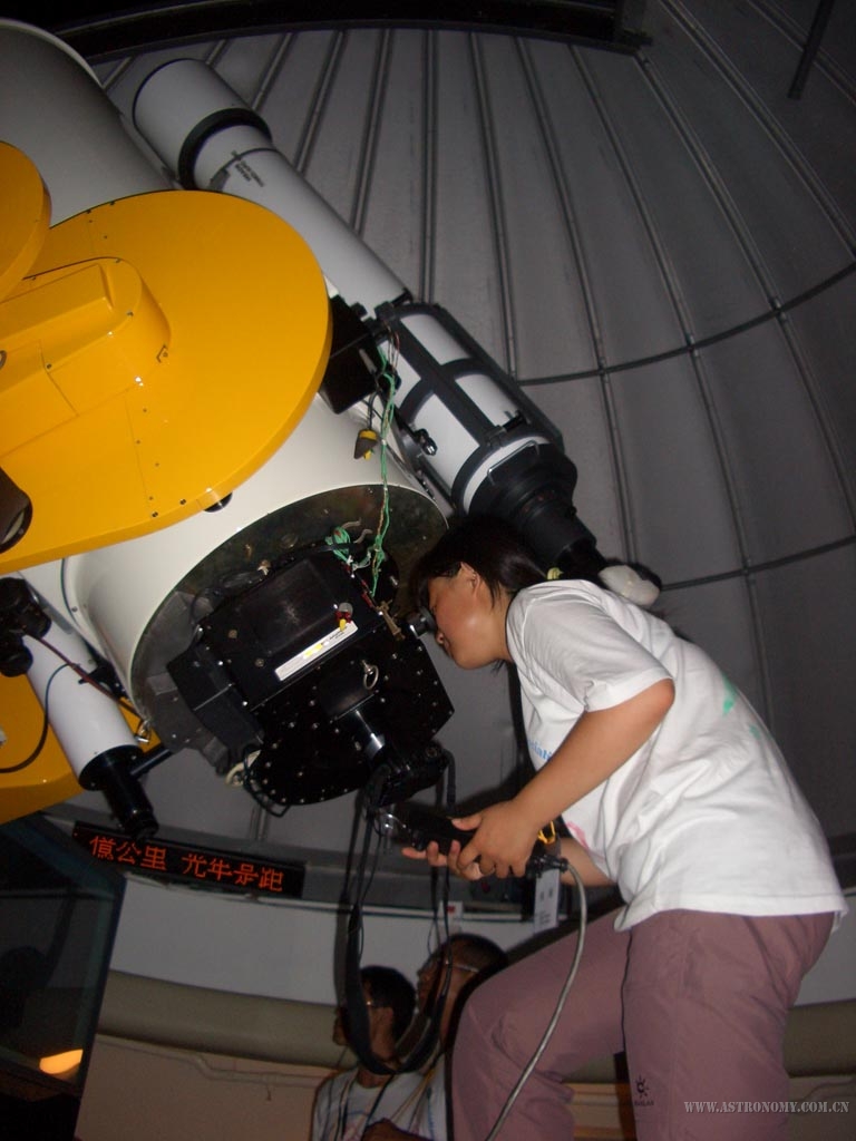 圆顶内口径0.5米的RC反射镜，旁边是MEADE的7吋折射镜。