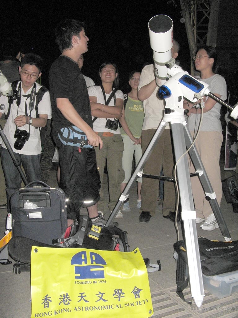香港方面的仪器都是从酒店直接扛到场地，可以动用的都是较轻便的望远镜。 ...