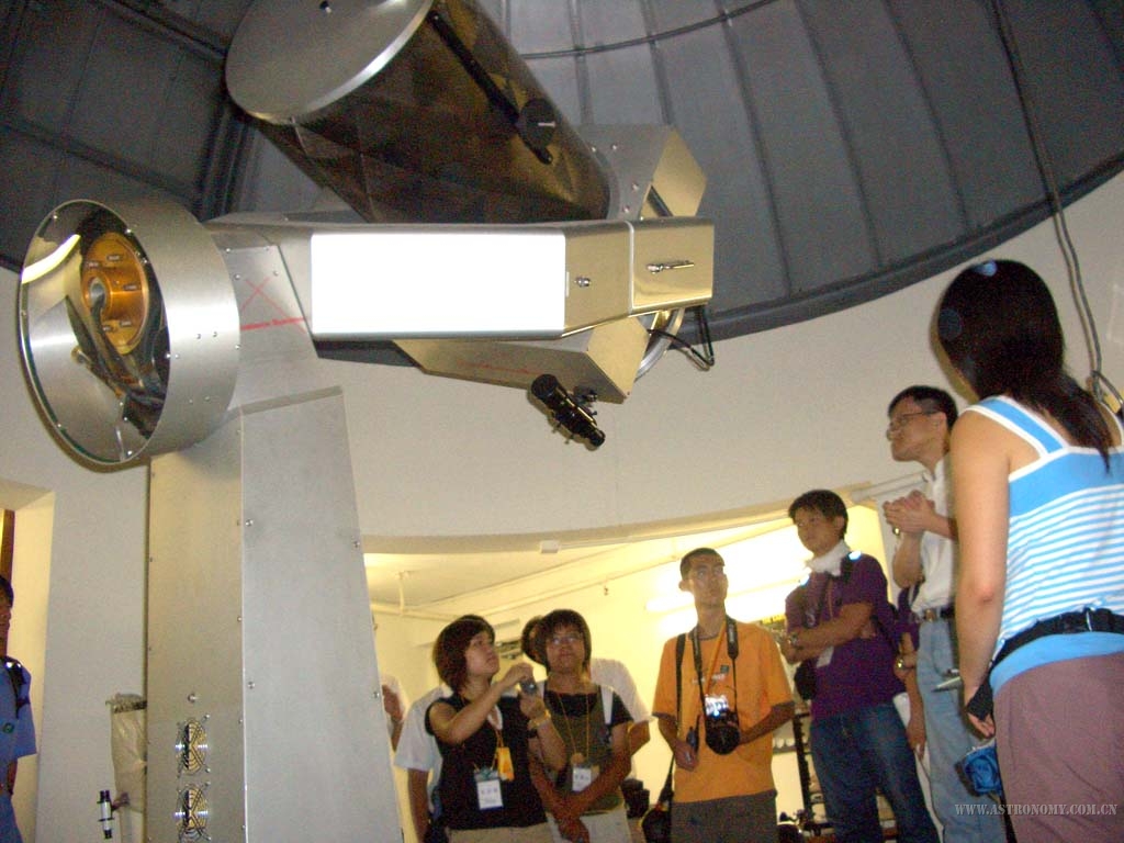 参观香港大学的16吋镜和大圆顶室。